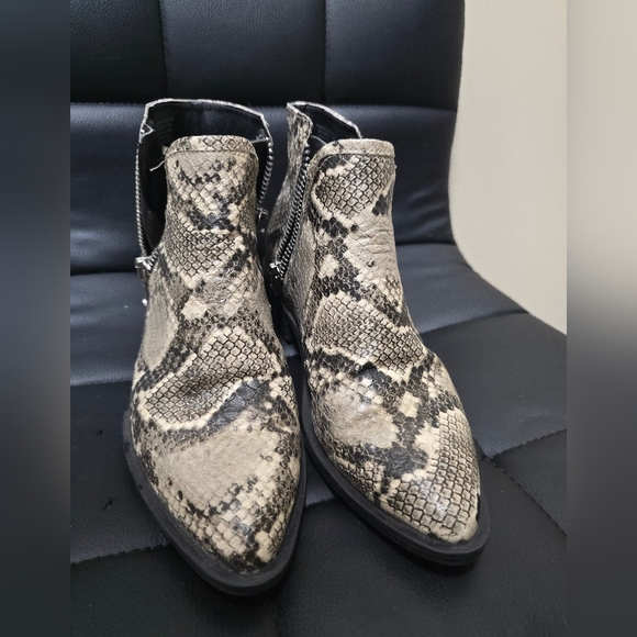 Steve Madden animal-print boots, size 6. - Picture 2 of 6